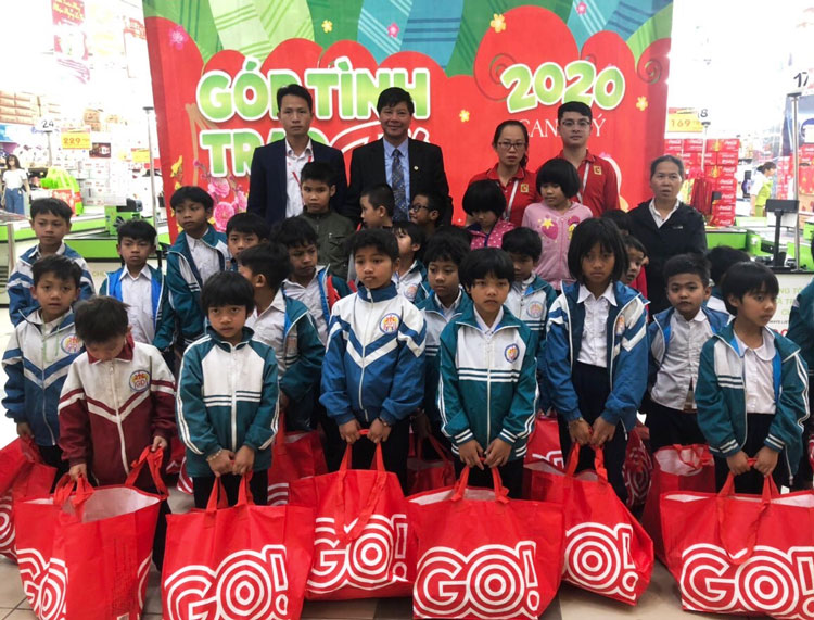 Chương trình ''Góp tình trao tết'' trao 100 phần quà cho trẻ em và hộ nghèo ở Đà Lạt