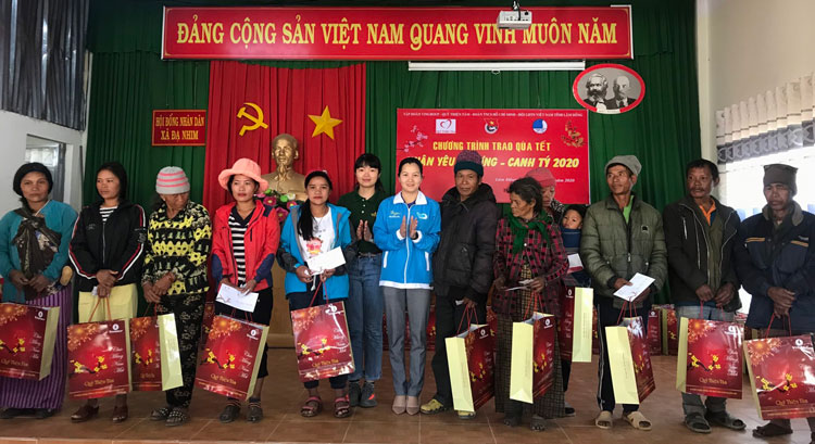 Bí thư Tỉnh đoàn Lâm Đồng cùng đại diện Tập đoàn Vingroup trao quà cho các hộ nghèo, gia dình chính sách