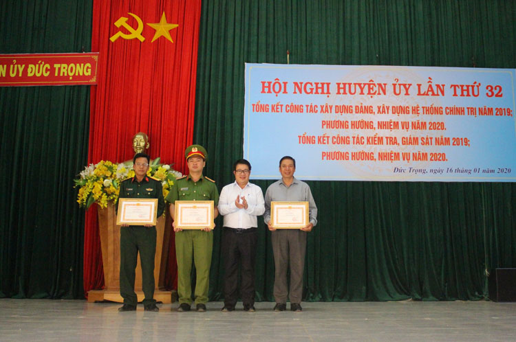 Đồng chí Nguyễn Ngọc Phúc – Bí thư Huyện ủy Đức Trọng trao giấy khen cho 3 tổ chức cơ sở Đảng đạt tiêu chuẩn “Trong sạch, vững mạnh, tiêu biểu năm 2019”
