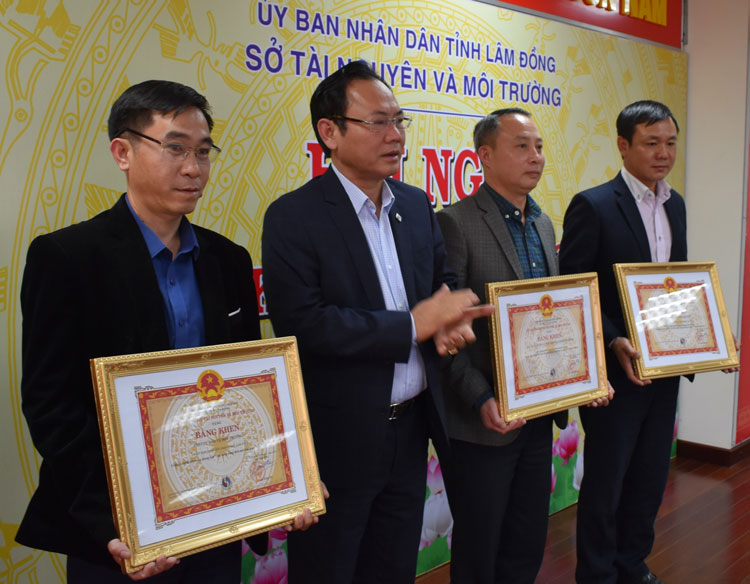 Phó Chủ tịch UBND tỉnh Lâm Đồng Nguyễn Văn Yên trao khen thưởng cho tập thể, cá nhân ngành tài nguyên và môi trường Lâm Đồng đạt thành tích năm 2019
