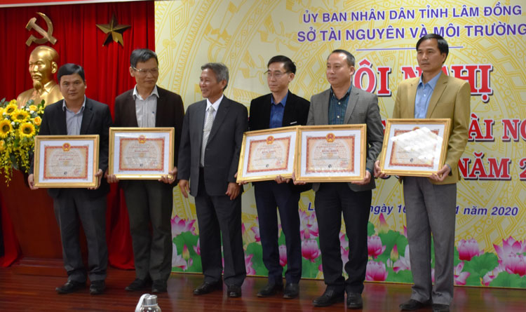 Trao khen thưởng cho tập thể, cá nhân ngành tài nguyên và môi trường Lâm Đồng đạt thành tích năm 2019