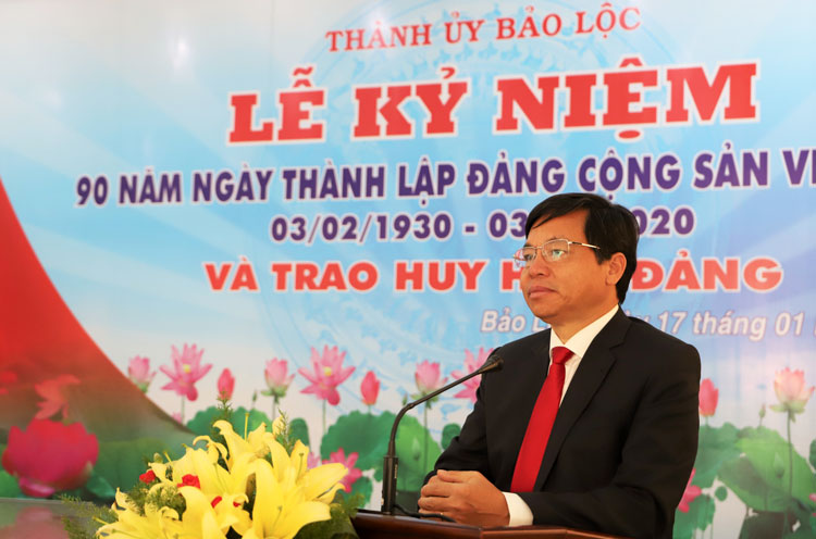 Bí thư Thành ủy Bảo Lộc phát biểu tiếp thu ý kiến các đồng chí lãnh đạo TP Bảo Lộc qua các thời kỳ