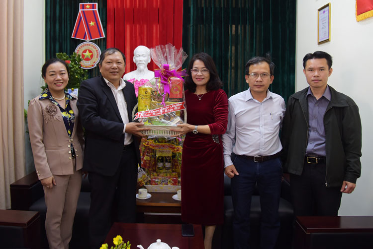 Đồng chí Nguyễn Vĩnh Phúc - Phó Trưởng Ban Thường trực Ban Tuyên giáo Tỉnh ủy đến thăm và chúc mừng năm mới Báo Lâm Đồng