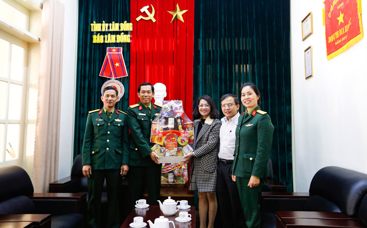 Đại tá Trần Chiến, Phó Chính uỷ Bộ CHQS tỉnh Lâm Đồng dẫn đầu đoàn thăm, chúc mừng Báo Lâm Đồng. Ảnh: Chính Thành
