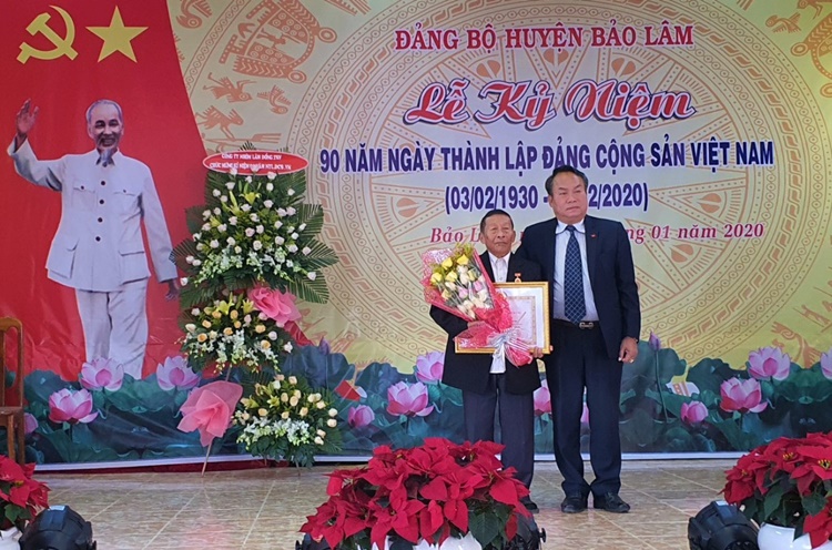 Đồng Chí Dương Công Hiệp - Ủy viên Ban Thường vụ Tỉnh ủy, Chủ nhiệm Ủy ban Kiểm tra Tỉnh ủy Lâm Đồng trao Huy hiệu 60 năm tuổi Đảng cho đảng viên lão thành