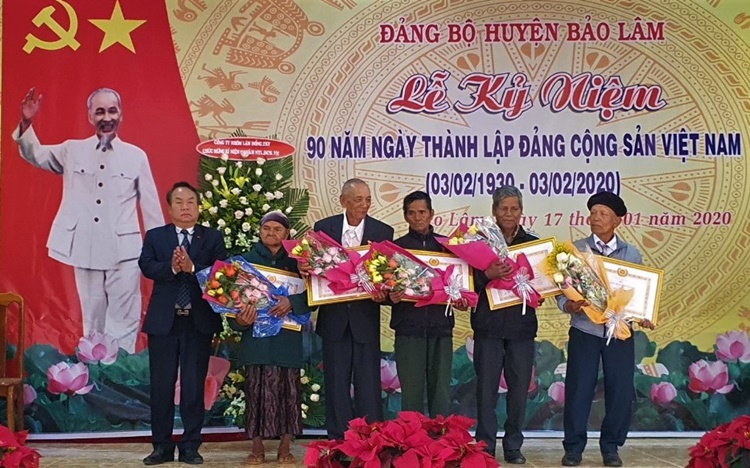 Đồng chí Dương Công Hiệp – Chủ nhiệm Ủy ban Kiêm tra Tỉnh ủy Lâm Đồng trao Huy hiệu 55 tuổi đảng cho các đảng viên