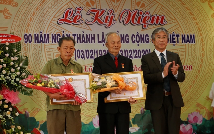 Ông Hoàng Trọng Hiền – Bí thư Huyện ủy Bảo Lâm trao Huy hiệu 50 năm tuổi Đảng cho các đảng viên