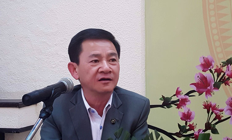 Đồng chí Phan Văn Đa - Phó Chủ tịch UBND tỉnh Lâm Đồng thông báo kết quả phát triển kinh tế - xã hội của địa phương tại buổi gặp mặt