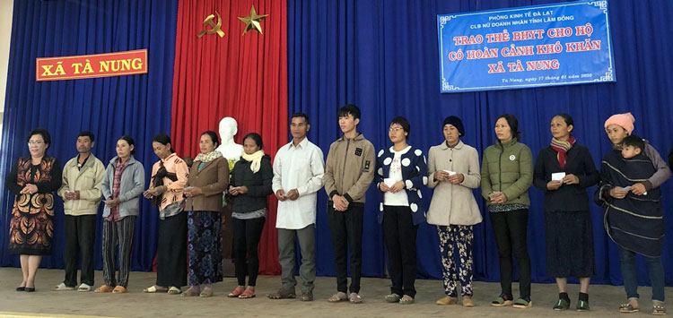 Bà Dương Thị Hạnh - Chủ nhiệm CLB Nữ Doanh nhân Lâm Đồng trao tặng thẻ BHYT cho các trường hợp có hoàn cảnh khó khăn ở xã Tà Nung – Đà Lạt