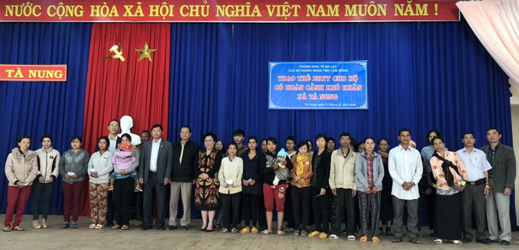 Các nhà tài trợ cùng chính quyền xã Tà Nung trao tặng thẻ BHYT cho các hộ có hoàn cảnh khó khăn