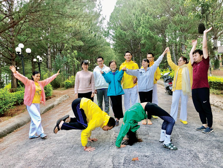 Các học viên của Trung tâm Yoga Sivananda Đà Lạt