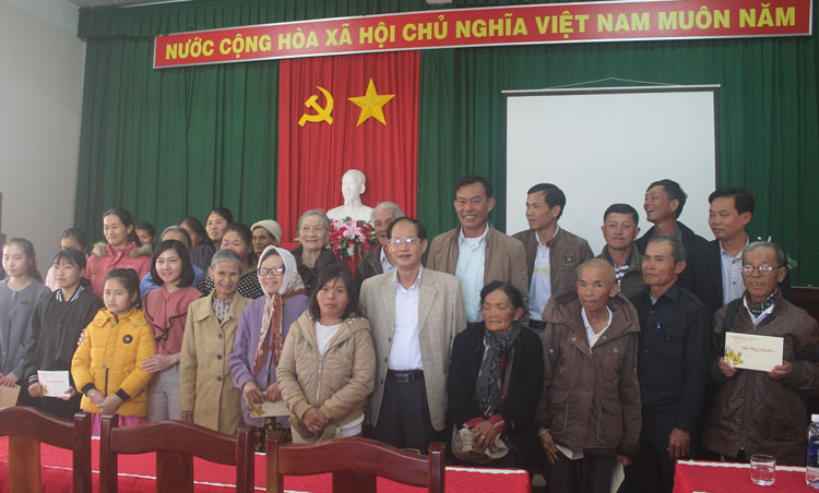Chủ tịch Ủy ban MTTQ tỉnh Lâm Đồng Nguyễn Trọng Ánh Đông tặng quà chúc tết các gia đình chính sách nhân dịp tết Canh tý 2020