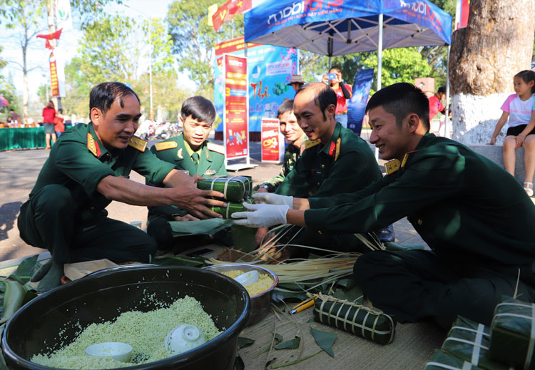 Những chiếc bánh chưng thắm đượm nghĩa tình quân dân được những người lính trẻ Bảo Lộc gói tặng người nghèo