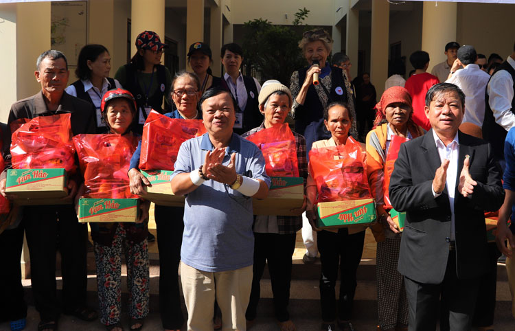 Hơn 500 phần quà tết và học bổng đến với người nghèo, học sinh nghèo Bảo Lộc
