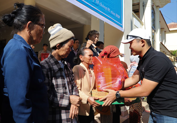 Nhóm Các bạn trẻ Sài Gòn tặng quà tết cho người nghèo Bảo Lộc