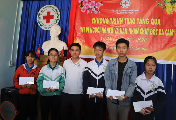Đại diện Công ty Dhome trao học bổng cho học sinh nghèo Bảo Lộc