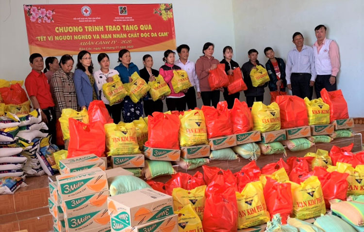 Hội Chữ thập đỏ TP Bảo Lộc trao quà tết cho người nghèo xã Đam B’ri