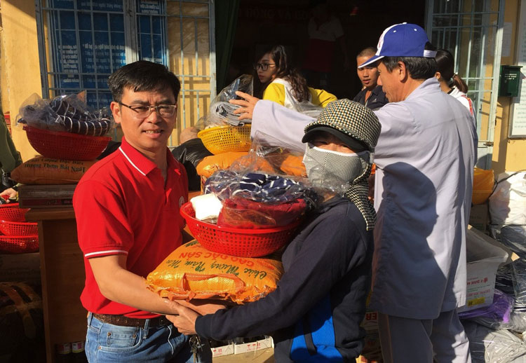 Đoàn từ thiện TP Cần Thơ tặng quà tết cho người nghèo