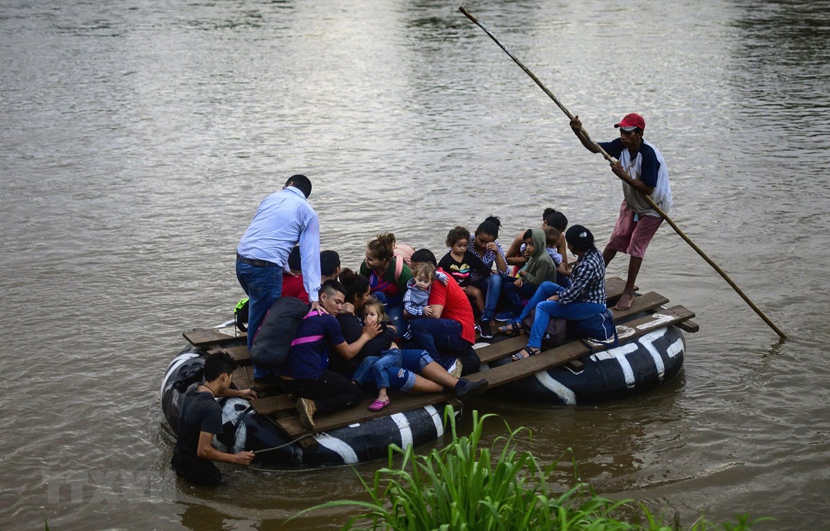 Người di cư vượt sông Tecun Uman ở Guatemala để tới Ciudad Hidalgo, bang Chiapas, Mexico, trong hành trình tới Mỹ, ngày 8/6/2019