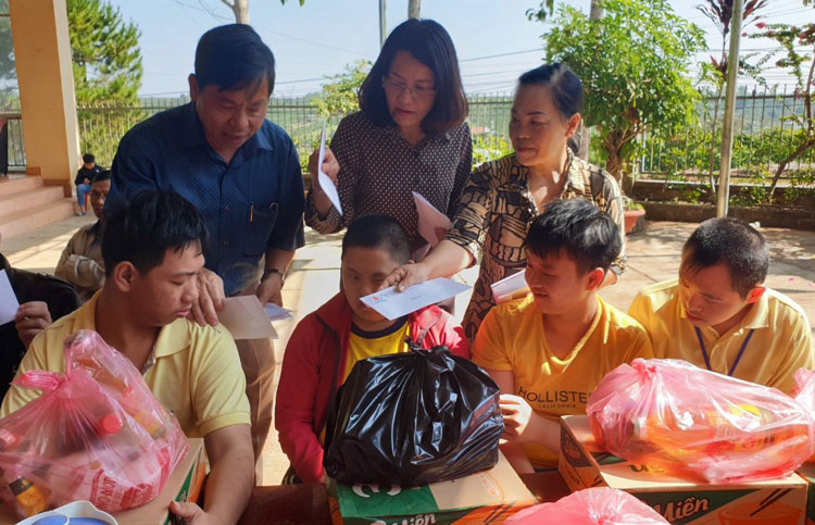 Lãnh đạo Báo Lâm Đồng, Hội NNCĐDC Lâm Đồng và Thành ủy Bảo Lộc trao quà tết cho con em nạn nhân cất độc da cam