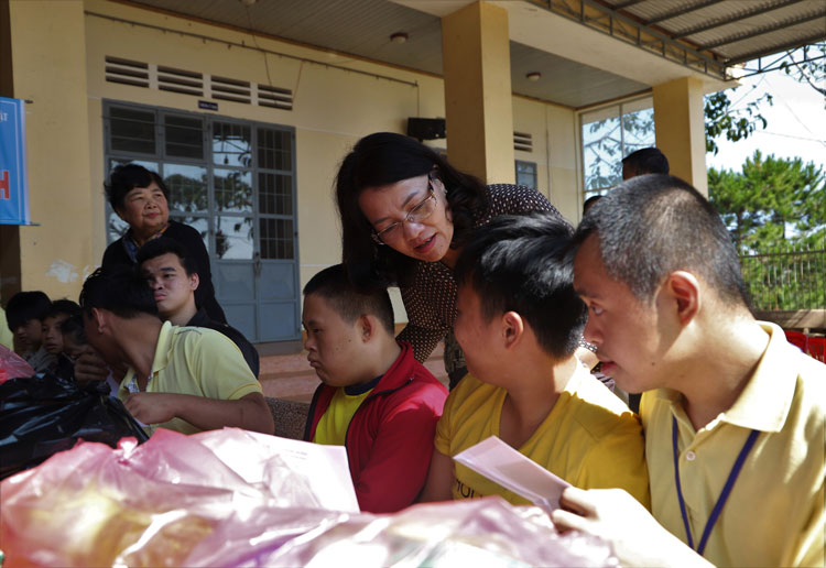 Bà Hồ Thị Lan - Tổng Biên tập Báo Lâm Đồng hỏi thăm sức khỏe và gửi lời chức tết tới con em NNCĐDC Bảo Lộc