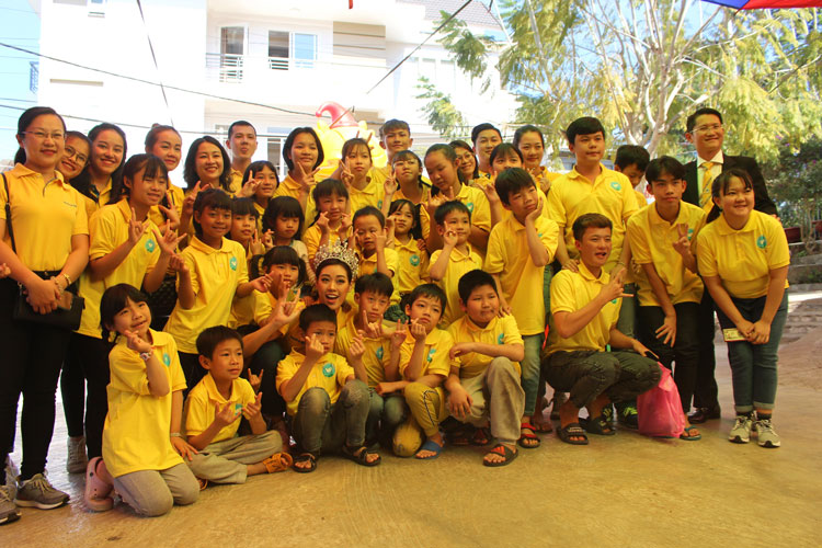 Hoa hậu Khánh Vân chụp hình lưu niệm cùng các em Trường Khiếm thính Lâm Đồng