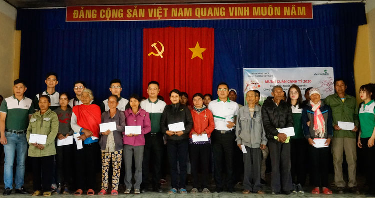 Vietcombank trao quà xuân tại Đức Trọng và Lâm Hà