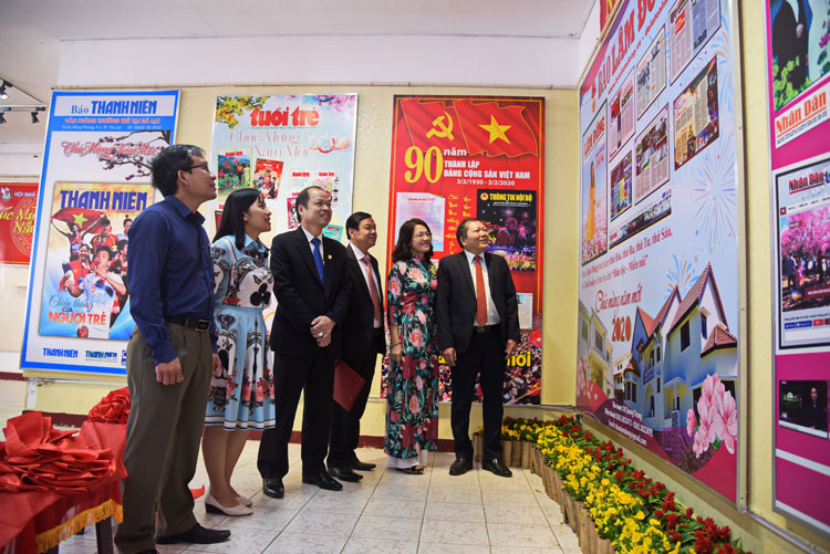 Đại diện lãnh đạo tỉnh, thành phố Đà Lạt tham quan gian trưng bày của Báo Lâm Đồng và chụp ảnh lưu niệm
