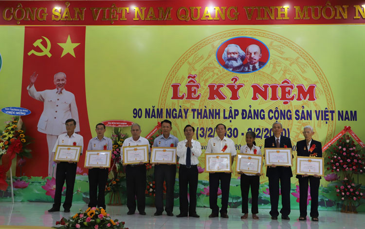Ông Nguyễn Quý Mỵ - Bí thư Huyện ủy Đạ Huoai trao Huy hiệu Đảng cho các đảng viên lão thành