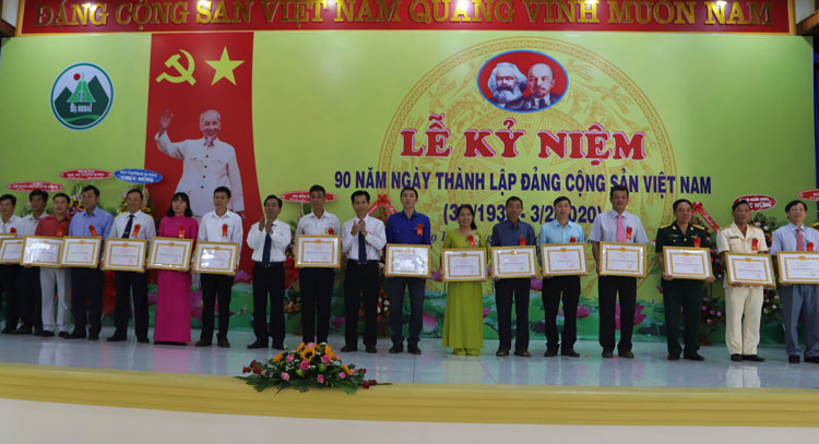 Huyện ủy Đạ Huoai khen thưởng các tổ chức cơ sở Đảng