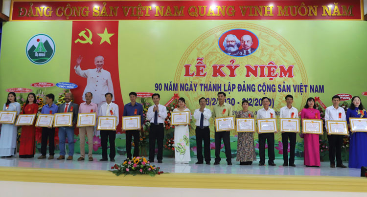 Huyện ủy Đạ Huoai khen thưởng các đảng viên hoàn thành xuất sắc nhiệm vụ