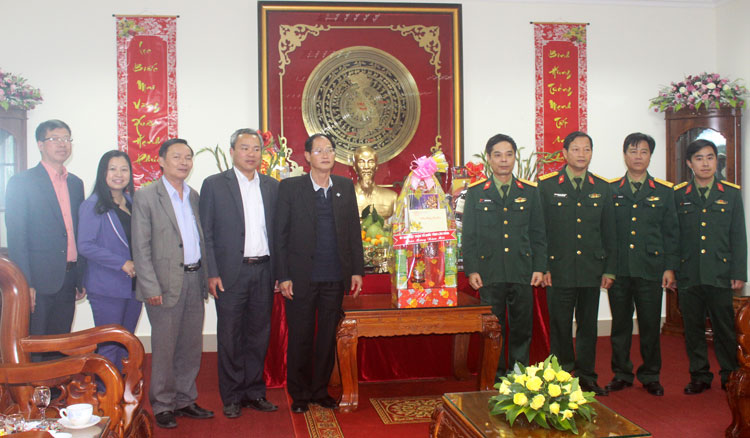 Đoàn Ban Thường trực Ủy ban MTTQ Việt Nam tỉnh thăm, tặng quà chúc tết Bộ Chỉ huy quân sự tỉnh