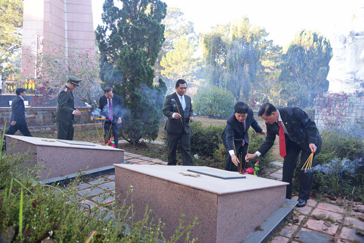 Lãnh đạo Tỉnh ủy, HĐND, UBND, Ủy ban MTTQ Việt Nam tỉnh Lâm Đồng thành kính thắp hương tưởng niệm các anh hùng liệt sỹ