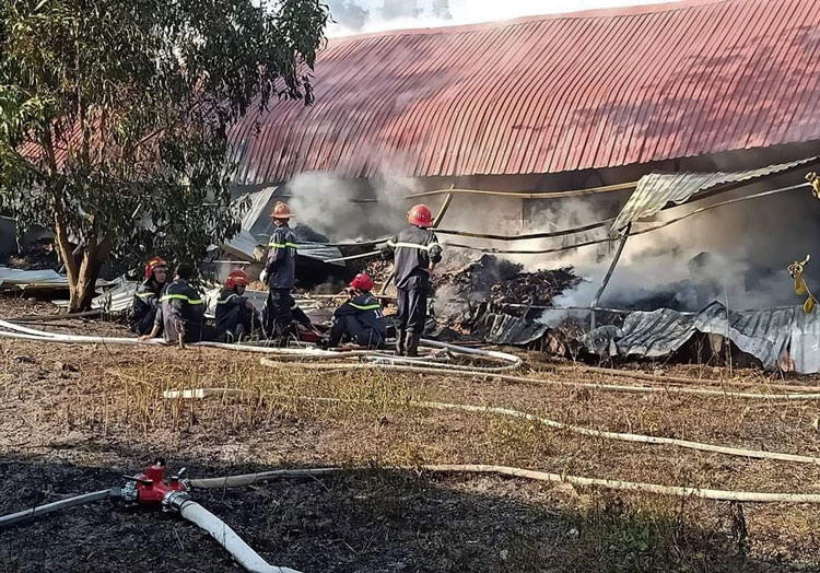 Căn nhà kho của Cơ sở Bảo trợ xã hội Mađaguôi bị lửa thiêu rụi hoàn toàn chỉ còn lại đống đổ nát