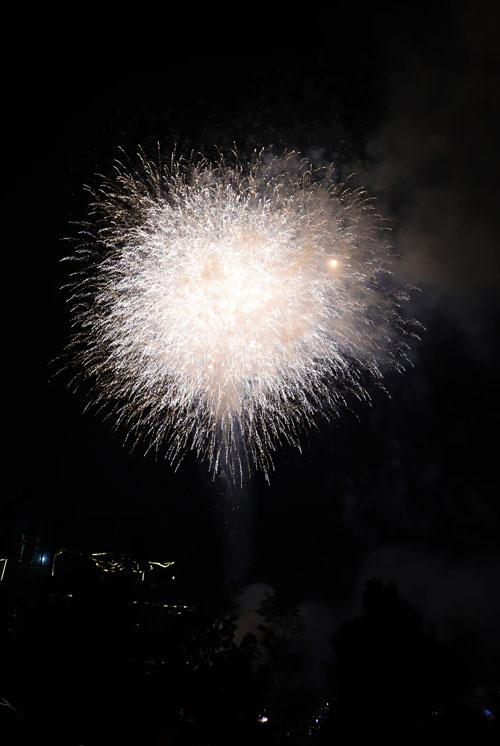 Pháo hoa rực sáng đêm giao thừa chào đón năm mới Canh Tý 2020 tại hồ Đồng Nai (TP Bảo Lộc). Ảnh: Khánh Phúc