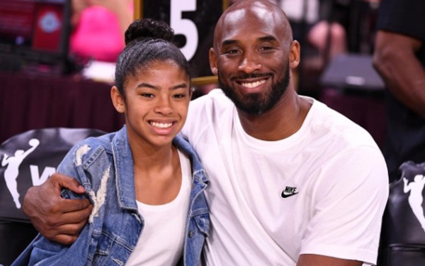 Kobe Bryant cùng con gái Gianna trong một trận đấu của giải bóng rổ Nhà Nghề Mỹ cho nữ giới vào tháng 7-2019
