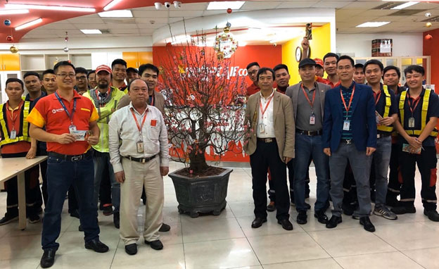 Phó Tổng giám đốc Vietjet Nguyễn Đức Thịnh cũng thăm và chúc Tết đội ngũ kỹ sư, thợ máy, kỹ thuật đang trực Tết tại sân bay Nội Bài.