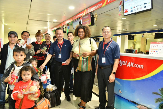 Những hành khách tất bật làm thủ tục cho chuyến bay trở về đón Tết đoàn viên cùng gia đình bất ngờ nhận quà lì xì của Giám đốc Điều hành Lưu Đức Khánh