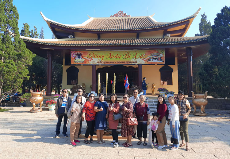 Đoàn du khách nước Lào tham quan Thiền viện Trúc Lâm, Đà Lạt
