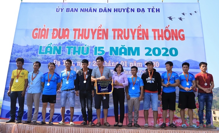 Đội đua xã An Nhơn dành vị trí thứ nhì