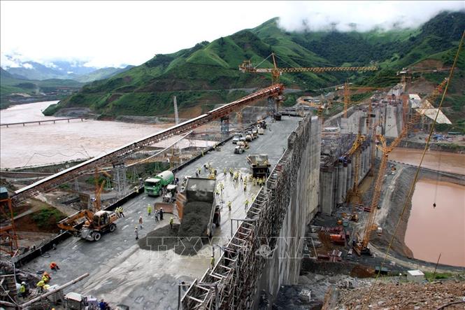 Các đơn vị thi công của Tổng công ty Xây dựng Trường Sơn-Binh đoàn 12, Tổng công ty Licogi và Tổng công ty Sông Đà tiến hành đổ bê-tông đầm lăn trên mặt đập của công trình nhà máy thủy điện Sơn La (tháng 7/2009)