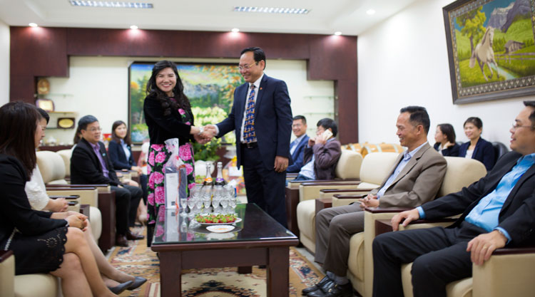 Phó Chủ tịch UBND tỉnh Nguyễn Văn Yên thăm và động viên các đơn vị ngành Tài chính - Ngân hàng trong ngày đầu ra quân hoạt động sản xuất kinh doanh sau Tết Canh Tý