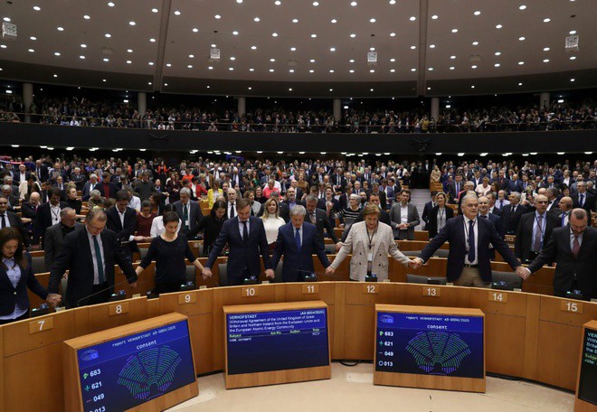 Các thành viên Nghị viện Châu Âu (EP) nắm tay chào tạm biệt Anh rời khỏi EU sau khi bỏ phiếu thông qua thỏa thuận Brexit