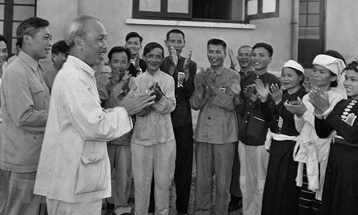 Chủ tịch Hồ Chí Minh nói chuyện thân mật với các Anh hùng, Chiến sĩ thi đua ngành nông nghiệp dự Đại hội liên hoan Anh hùng, Chiến sĩ thi đua ngành nông nghiệp và đổi công toàn quốc (23/5/1957). (Ảnh: Tư liệu/TTXVN)