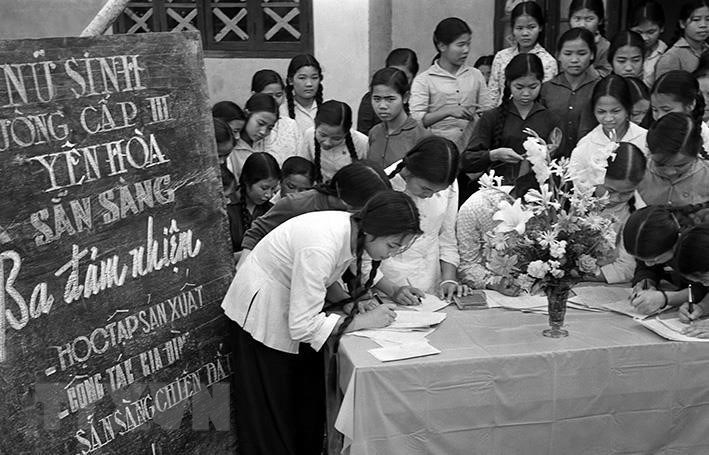 Tháng 3/1965, Trung ương Hội Liên hiệp phụ nữ Việt Nam phát động phong trào 'Ba đảm đang', 'Xây dựng gia đình vẻ vang', 'Hội mẹ chiến sĩ'. Trong ảnh: Học sinh trường cấp III Yên Hòa, Hà Nội đăng ký phong trào 'Ba đảm nhiệm', sau này là phong trào phụ nữ 'Ba đảm đang'. 