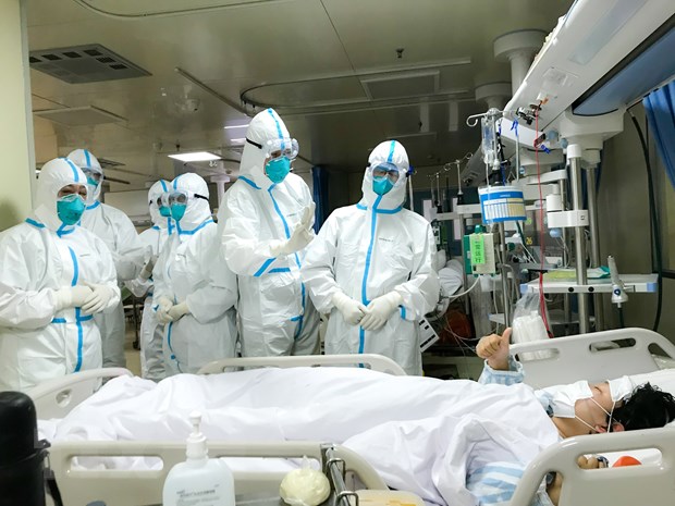 Nhân viên y tế chuyển bệnh nhân nhiễm virus nCoV tại bệnh viện ở thành phố Vũ Hán, tỉnh Hồ Bắc, Trung Quốc ngày 30/1/2020