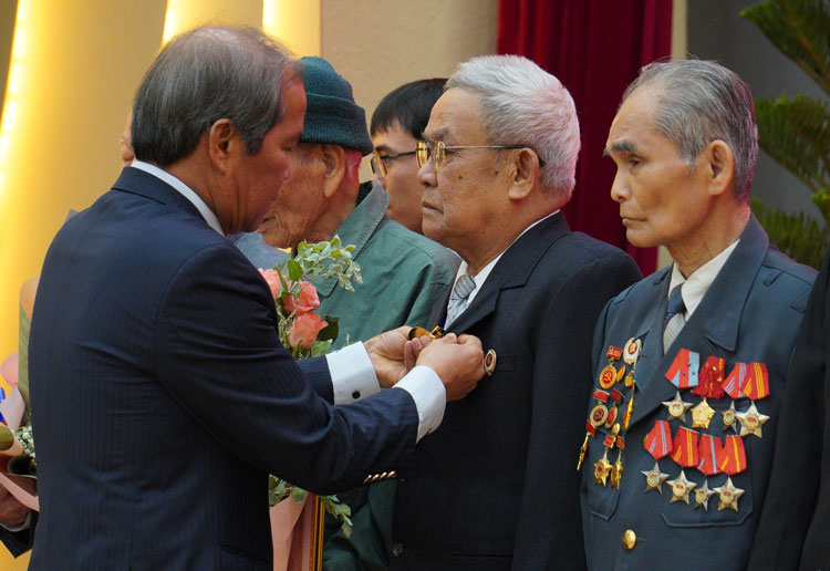 Bí thư Tỉnh ủy Nguyễn Xuân Tiến trao Huy hiệu 60 năm tuổi Đảng