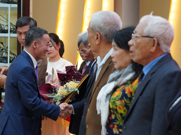 Đồng chí Trần Văn Hiệp – Phó Bí thư Tỉnh ủy trao Huy hiệu Đảng