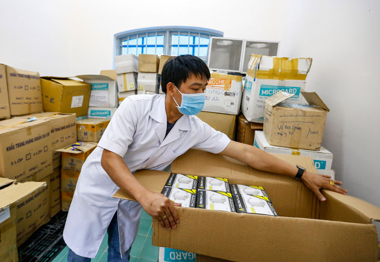Nhân viên y tế Trung tâm Kiểm soát Dịch bệnh tỉnh kiểm tra kho dự trữ khẩu trang, thuốc y tế chiều nay để phân phối cho các đơn vị trong những ngày tới
