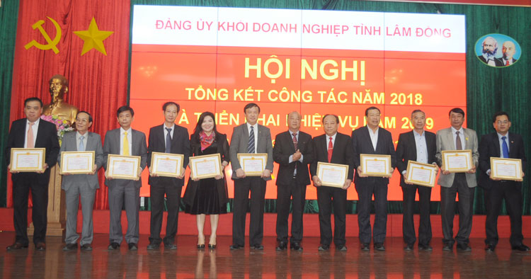 Đảng ủy Khối Doanh nghiệp tỉnh Lâm Đồng trao Giấy khen cho Đảng bộ Bưu điện tỉnh  và các tổ chức cơ sở đảng hoàn thành xuất sắc nhiệm vụ năm 2018.